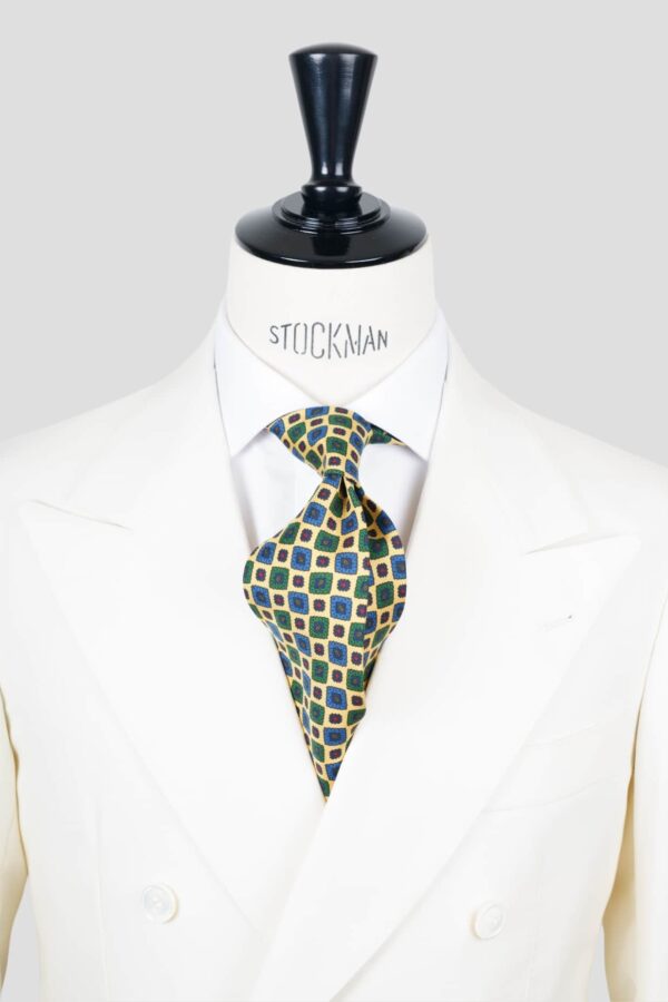 Cravate jaune - Soie imprimée 3 plis artisanale, nouée sur une chemise blanche, Dare in Paris