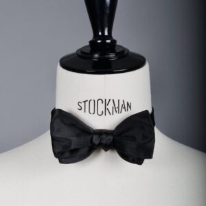 Nœud papillon noir satin de soie – L’Intemporel – Fait main à Paris