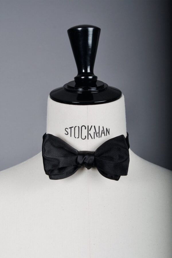 Black satin bow tie in pure silk, L'Intemporel, worn on a white shirt, Dare in Paris