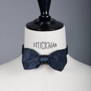 Nœud papillon bleu marine satin de soie – L’Intemporel – Fait main à Paris