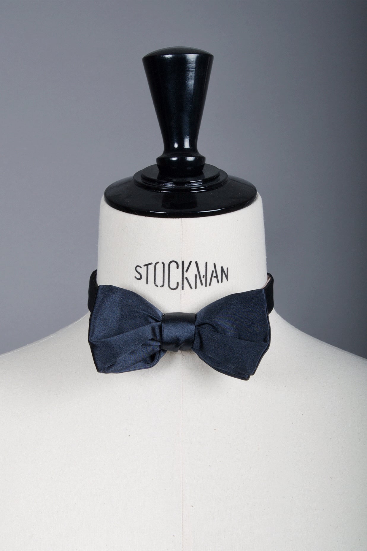 Nœud papillon bleu marine satin de soie – L’Intemporel – Fait main à Paris