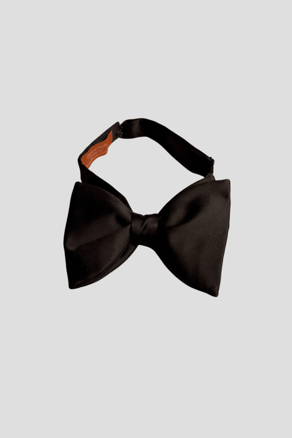 Nœud papillon noir soie artisanale – Le Dare in Paris, porté sur une chemise blanche, Dare in Paris