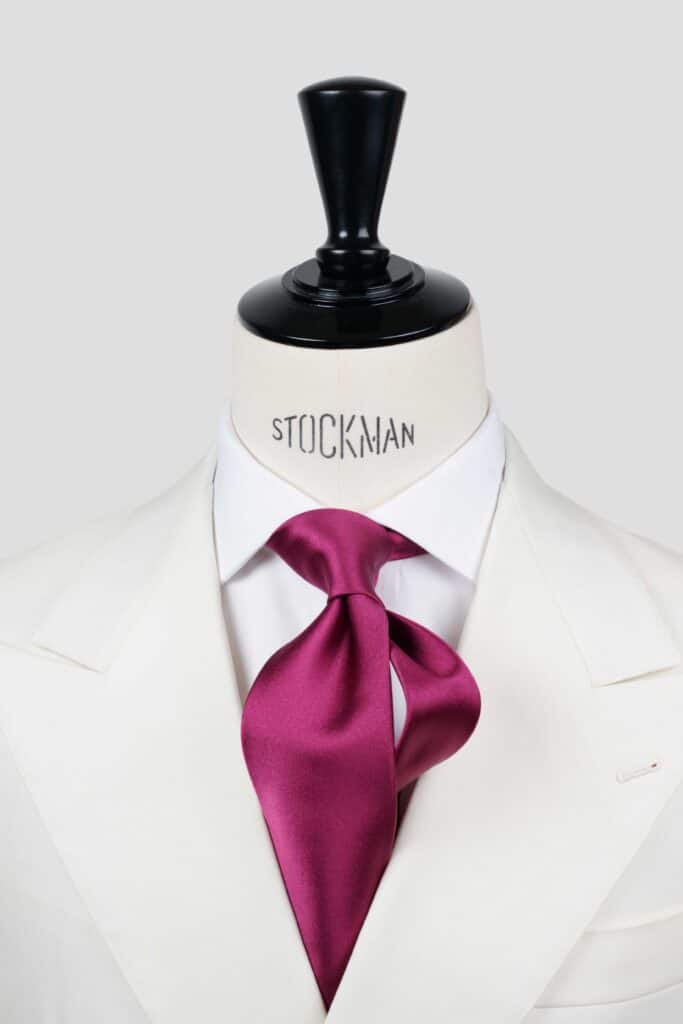 Cravate bordeaux unie – Soie satin 3 plis, vue rapprochée du nœud, Dare in Paris