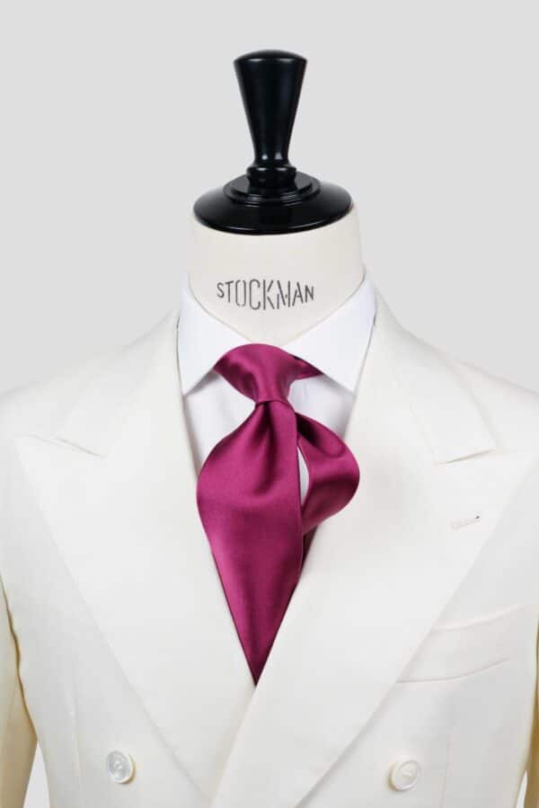 Cravate bordeaux unie – Soie satin 3 plis, nouée sur une chemise blanche, Dare in Paris