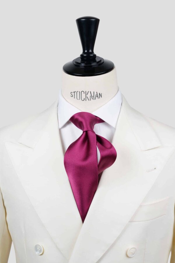 Cravate bordeaux unie – Soie satin 3 plis, nouée sur une chemise blanche, Dare in Paris