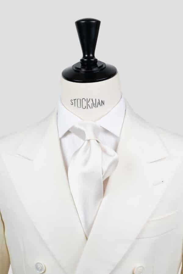 Cravate blanche unie – Soie satin 3 plis, nouée sur une chemise blanche, Dare in Paris