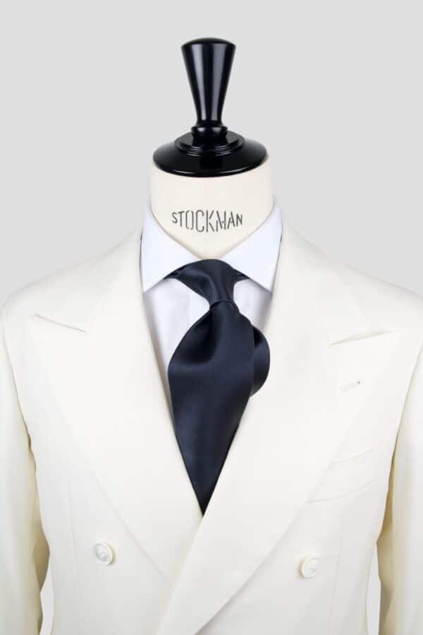 Cravate bleu marine unie - Soie satin 3 plis, nouée sur une chemise blanche, Dare in Paris