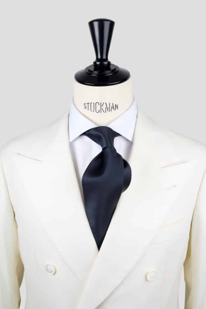 Cravate bleu marine unie - Soie satin 3 plis, nouée sur une chemise blanche, Dare in Paris
