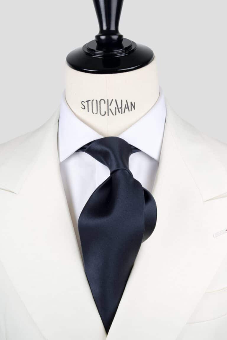 Cravate bleu marine unie - Soie satin 3 plis, nouée sur une chemise blanche, Dare in Paris