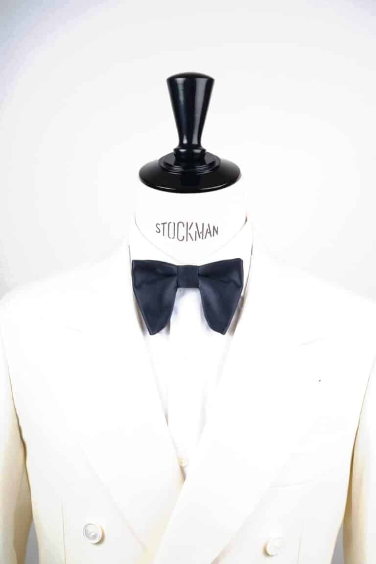 Nœud papillon bleu marine soie imprimée – Le Plongeant, porté sur une chemise blanche, Dare in Paris
