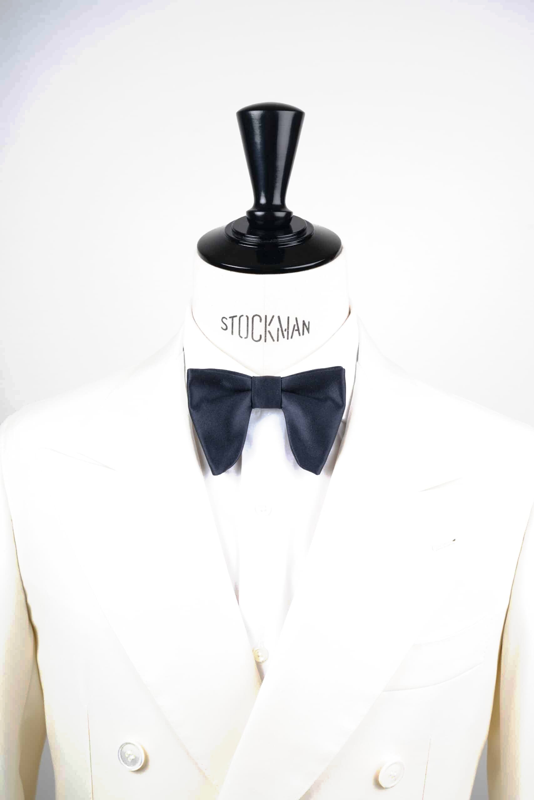 Nœud papillon bleu marine soie imprimée – Le Plongeant, porté sur une chemise blanche, Dare in Paris