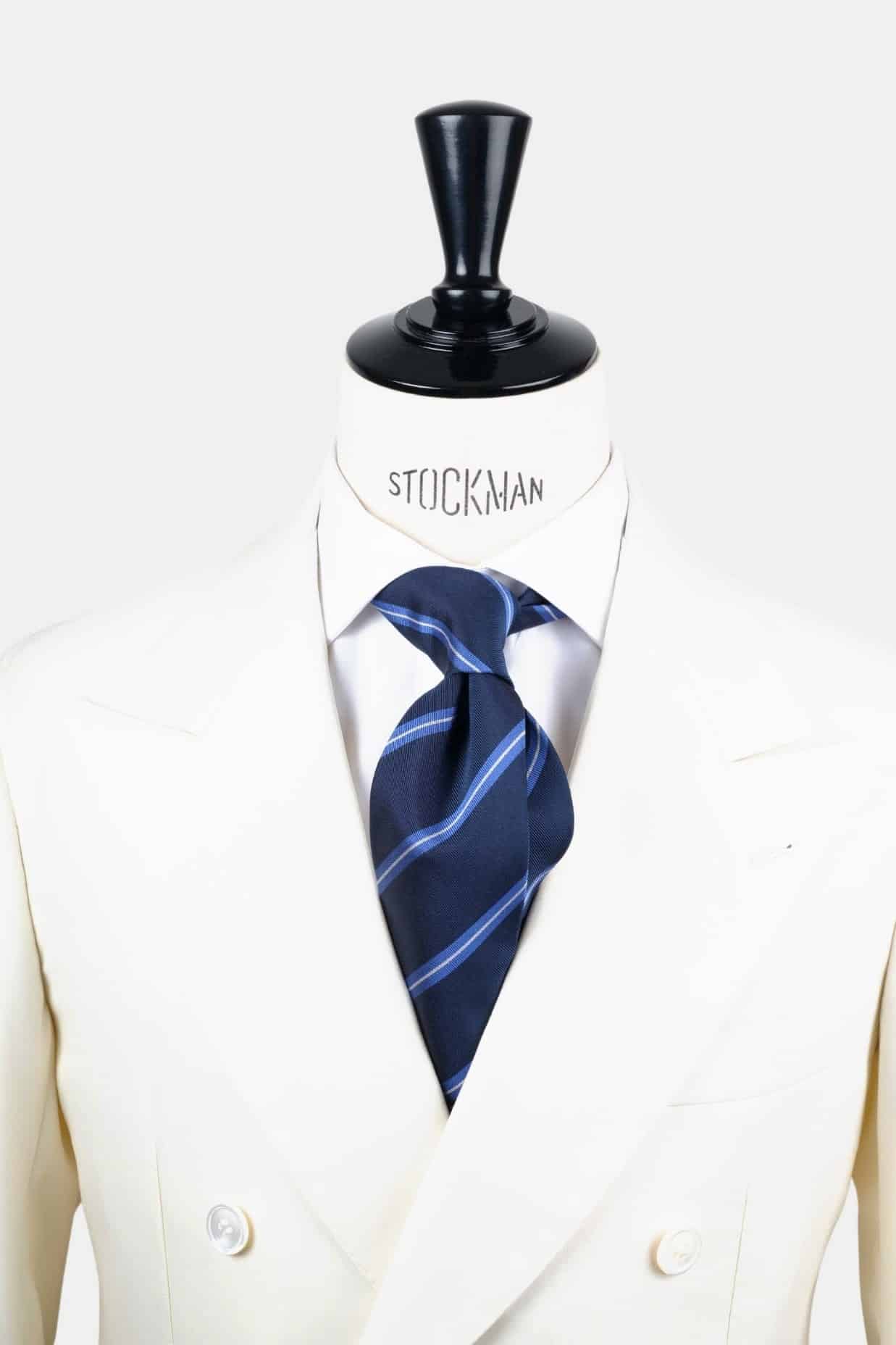 Cravate club marine – Soie tissée 3 plis artisanale, nouée sur une chemise blanche, Dare in Paris