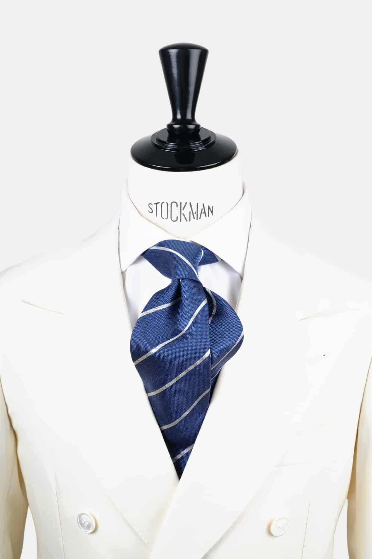 Cravate bleu profond à rayures – Soie tissée 3 plis artisanale, nouée sur une chemise blanche, Dare in Paris