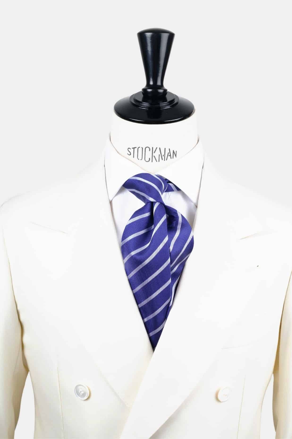 Cravate bleu violet à rayures - Soie tissée 3 plis artisanale, nouée sur une chemise blanche, Dare in Paris