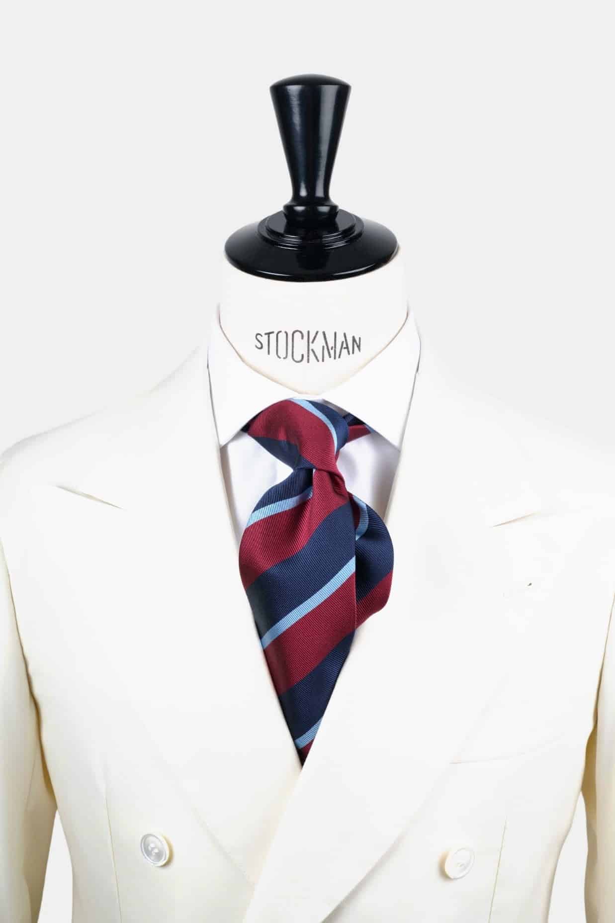 Cravate club bleu et rouge à rayures - Soie tissée 3 plis artisanale, nouée sur une chemise blanche, Dare in Paris