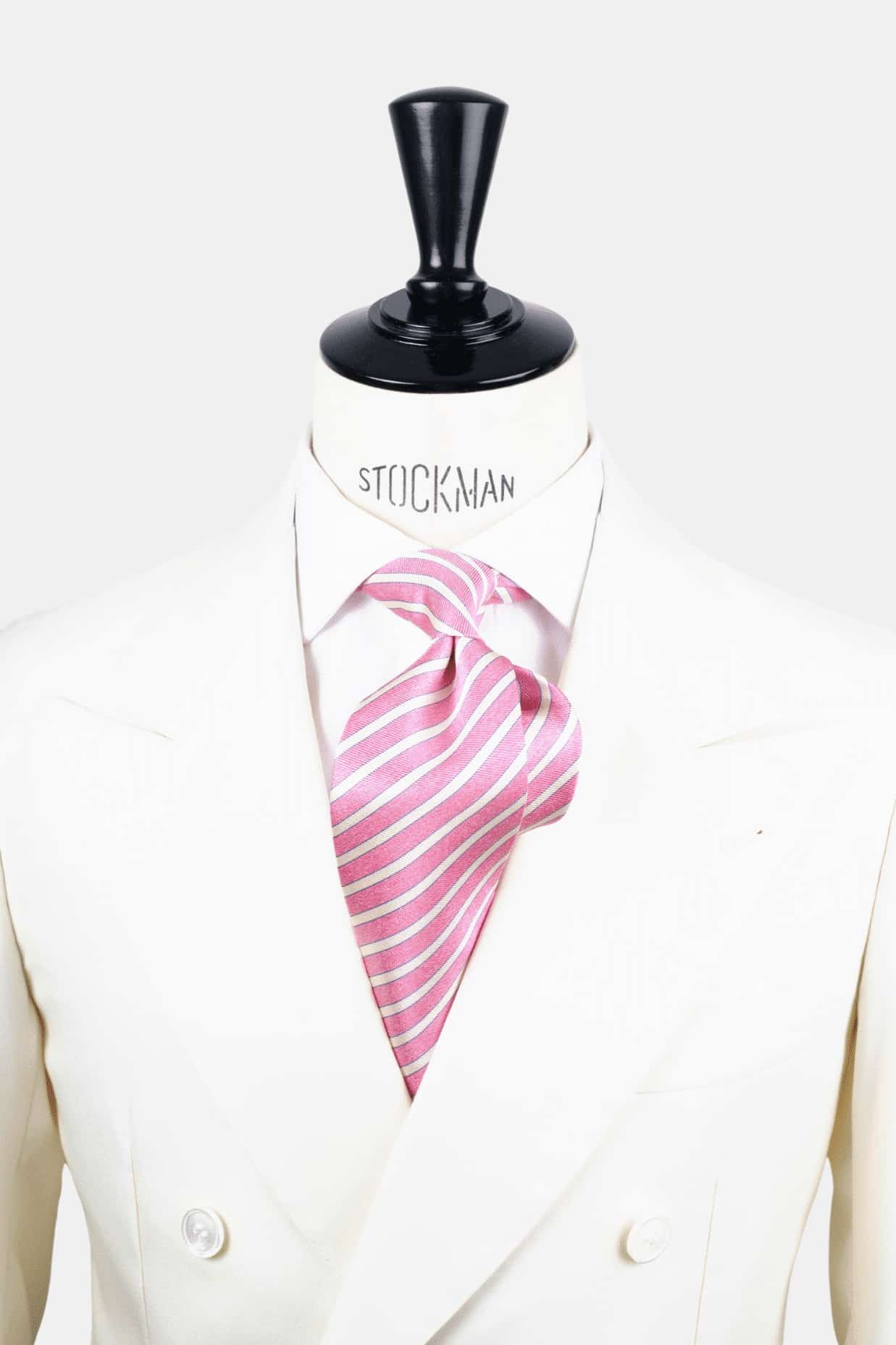 Cravate rose à rayures - Soie tissée 3 plis artisanale, nouée sur une chemise blanche, Dare in Paris