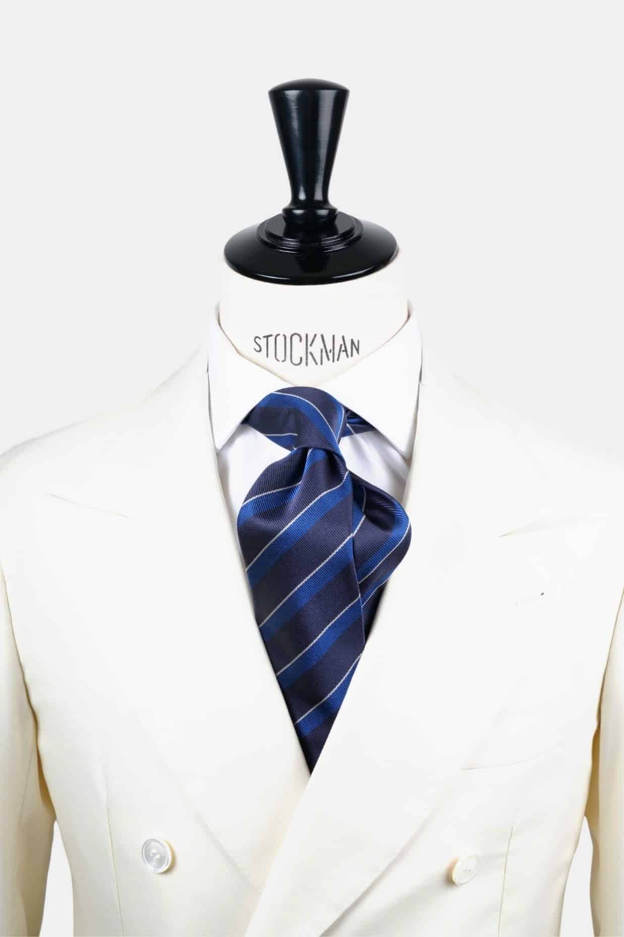 Cravate club bleu marine - Soie tissée 3 plis artisanale, nouée sur une chemise blanche, Dare in Paris