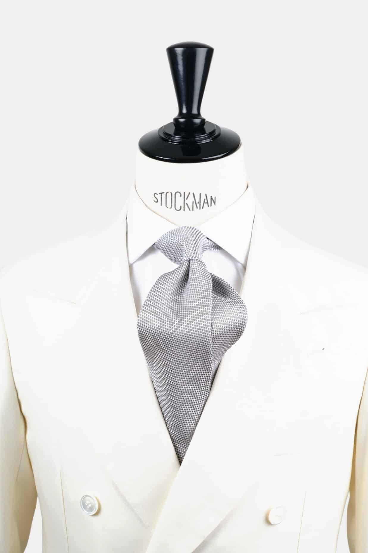 Cravate gris uni - Etamine de soie - 3 plis artisanale, nouée sur une chemise blanche, Dare in Paris
