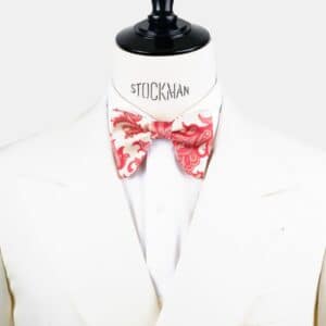 Nœud papillon rose soie imprimée – Le Plongeant, porté sur une chemise blanche, Dare in Paris