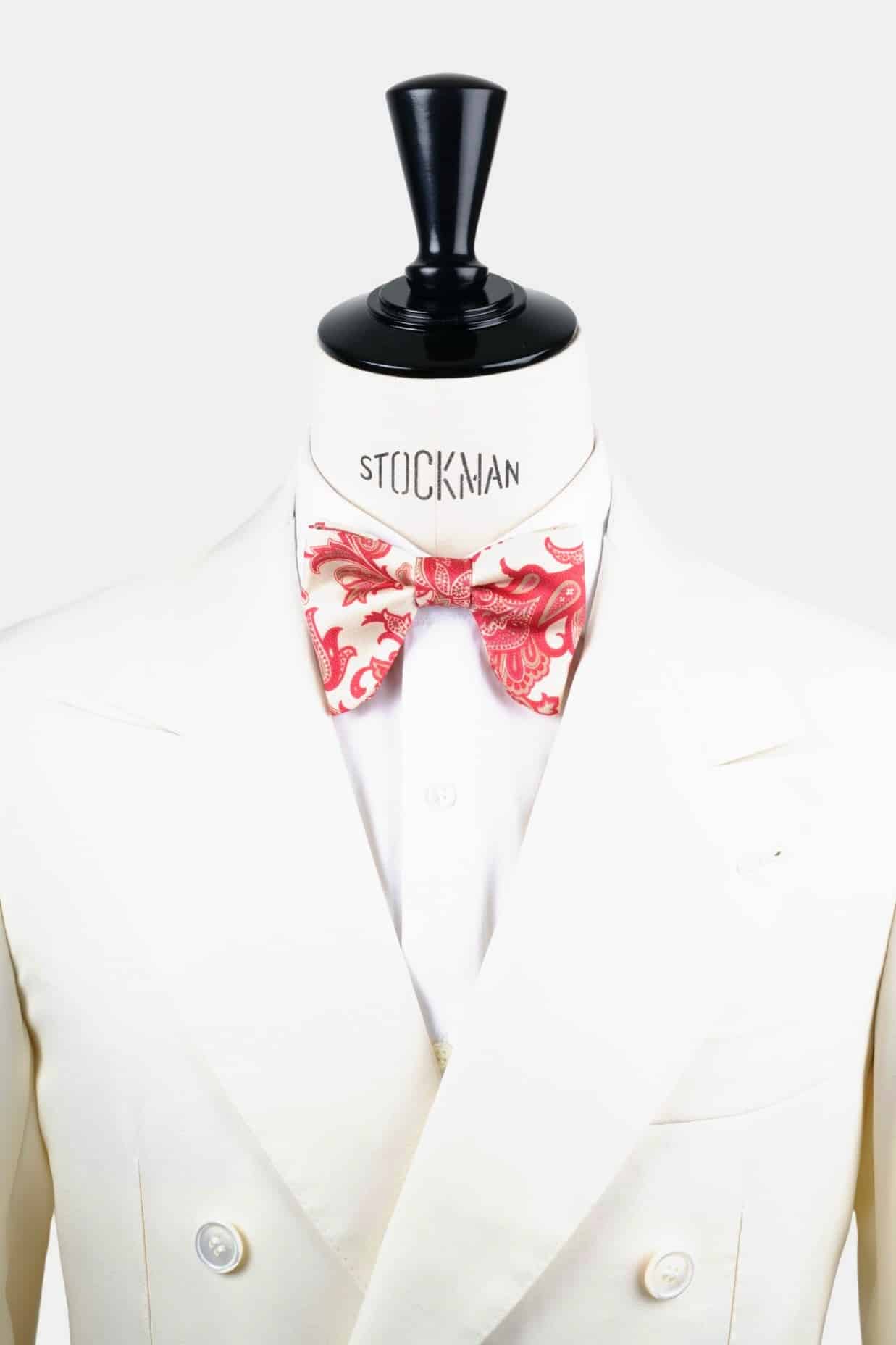 Nœud papillon rose soie imprimée – Le Plongeant, porté sur une chemise blanche, Dare in Paris