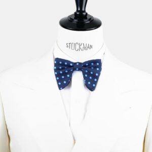 Nœud papillon bleu ciel à pois soie imprimée – Le Plongeant, porté sur une chemise blanche, Dare in Paris