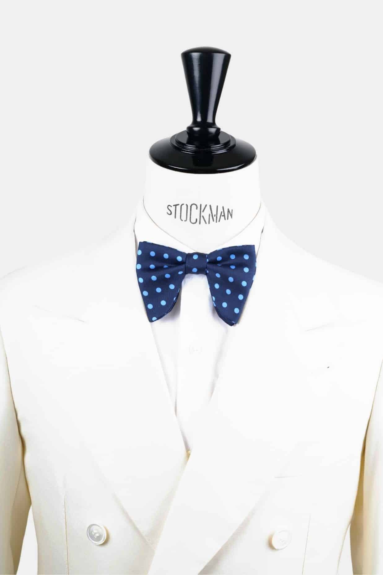 Nœud papillon bleu ciel à pois soie imprimée – Le Plongeant, porté sur une chemise blanche, Dare in Paris