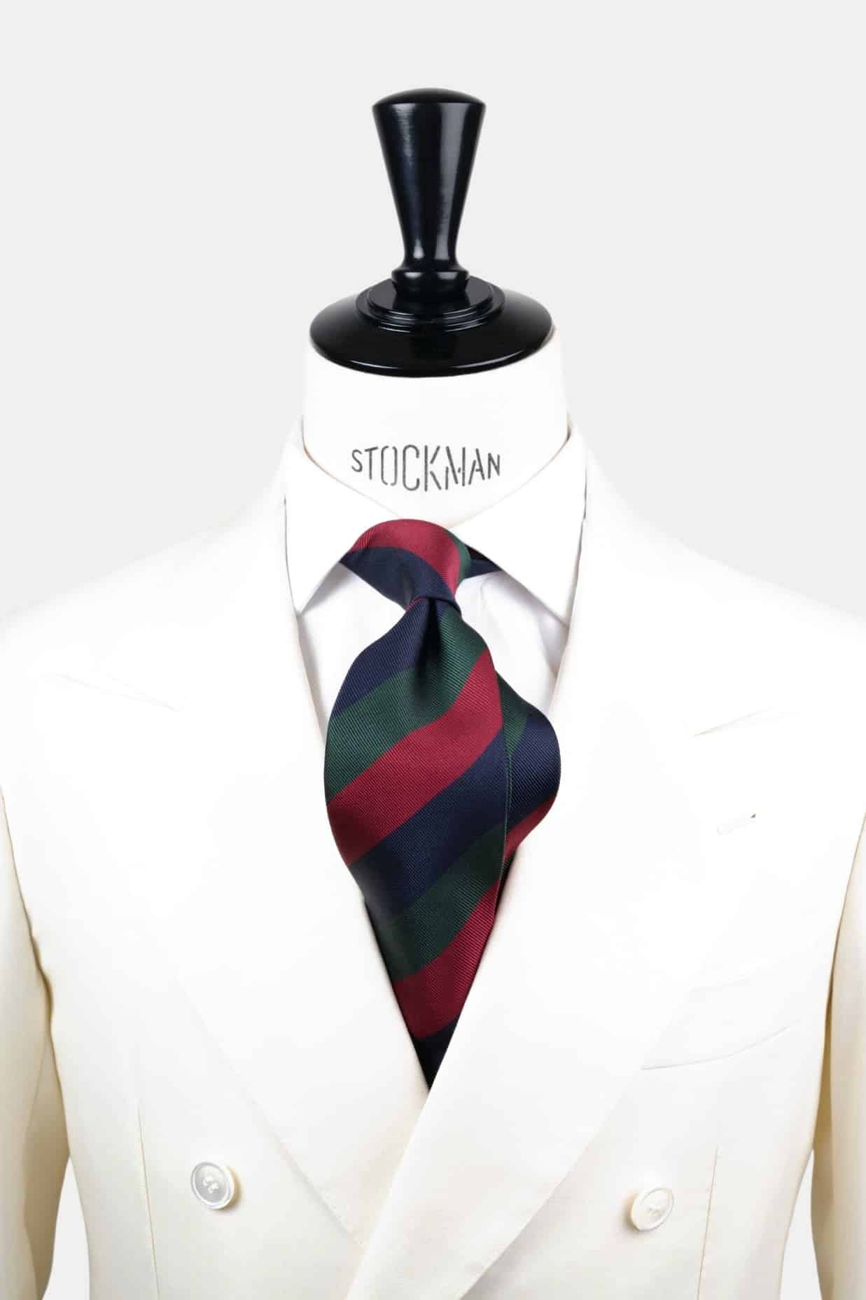 Cravate rouge à rayures blocs - Soie tissée 3 plis artisanale, nouée sur une chemise blanche, Dare in Paris