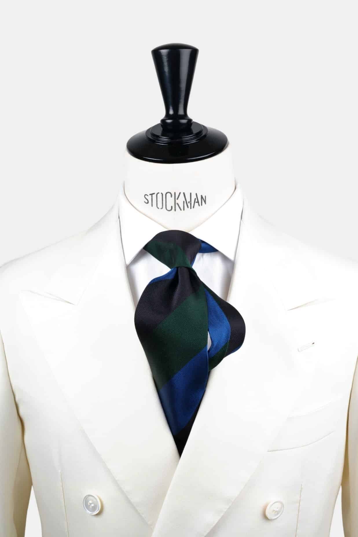 Cravate bleu rayures blocs - Soie tissée 3 plis artisanale, nouée sur une chemise blanche, Dare in Paris