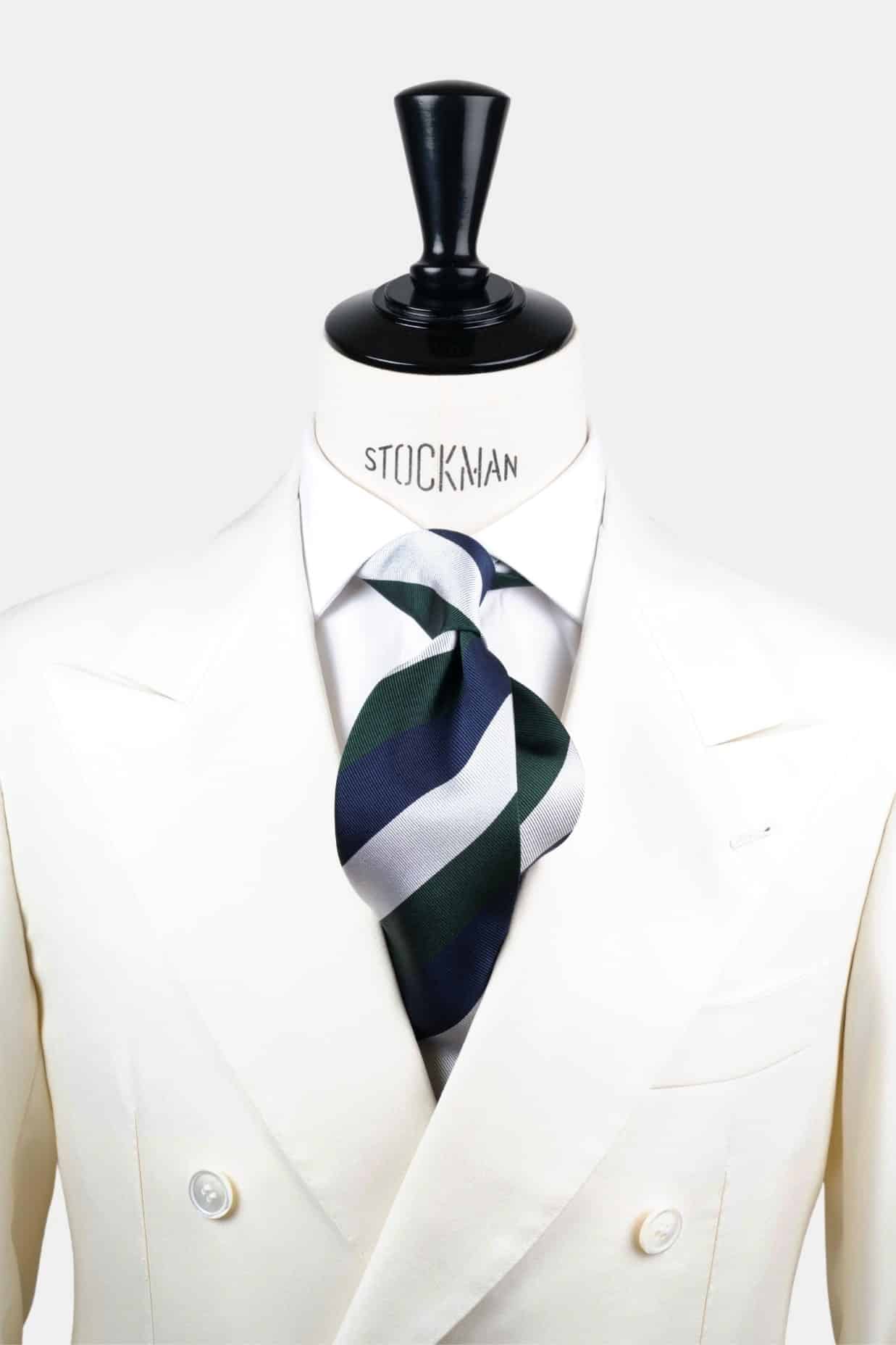 Cravate vert bleu rayures blocs - Soie tissée 3 plis artisanale, nouée sur une chemise blanche, Dare in Paris