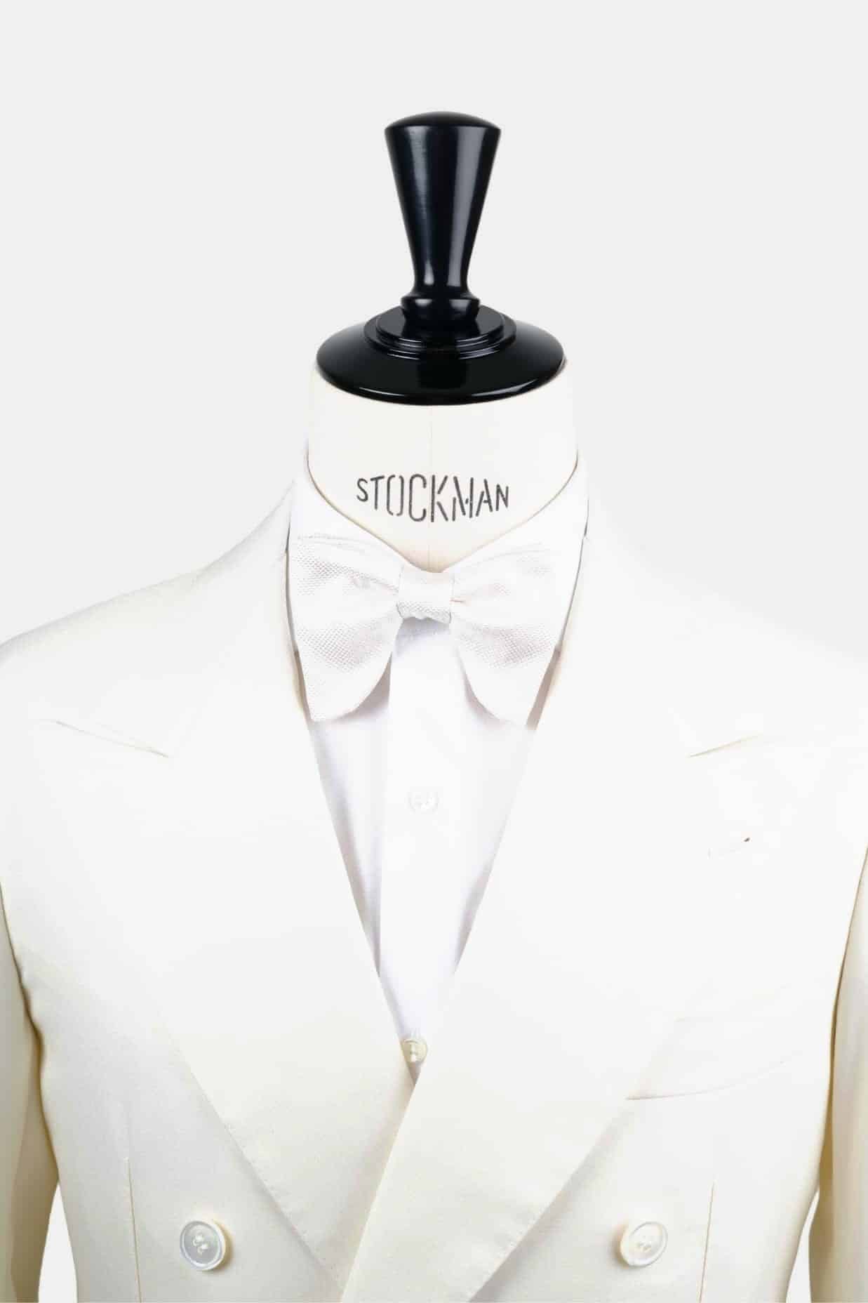 Nœud papillon blanc soie piquée – Le Plongeant, porté sur une chemise blanche, Dare in Paris