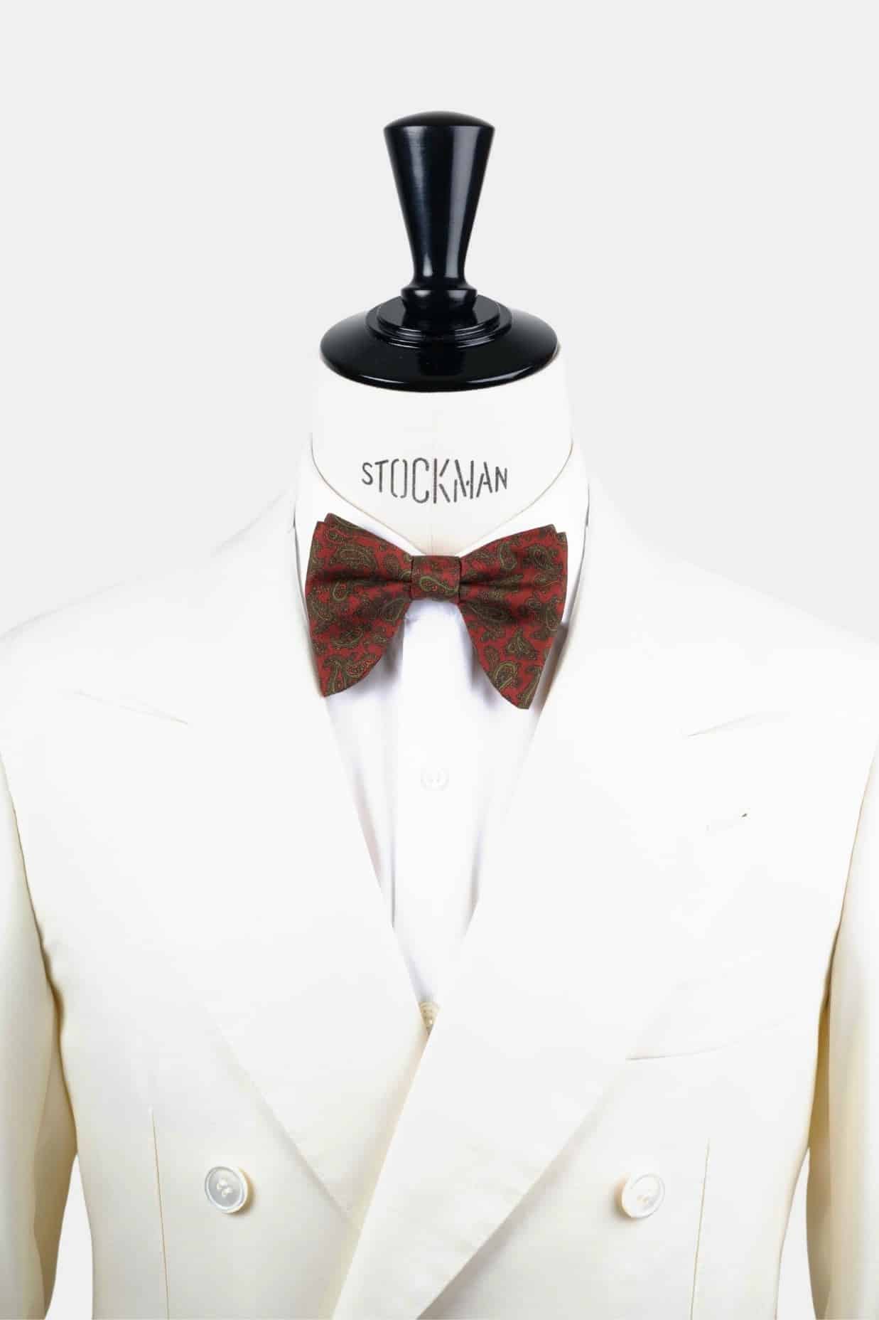 Nœud papillon orange soie imprimée – Le Plongeant, porté sur une chemise blanche, Dare in Paris