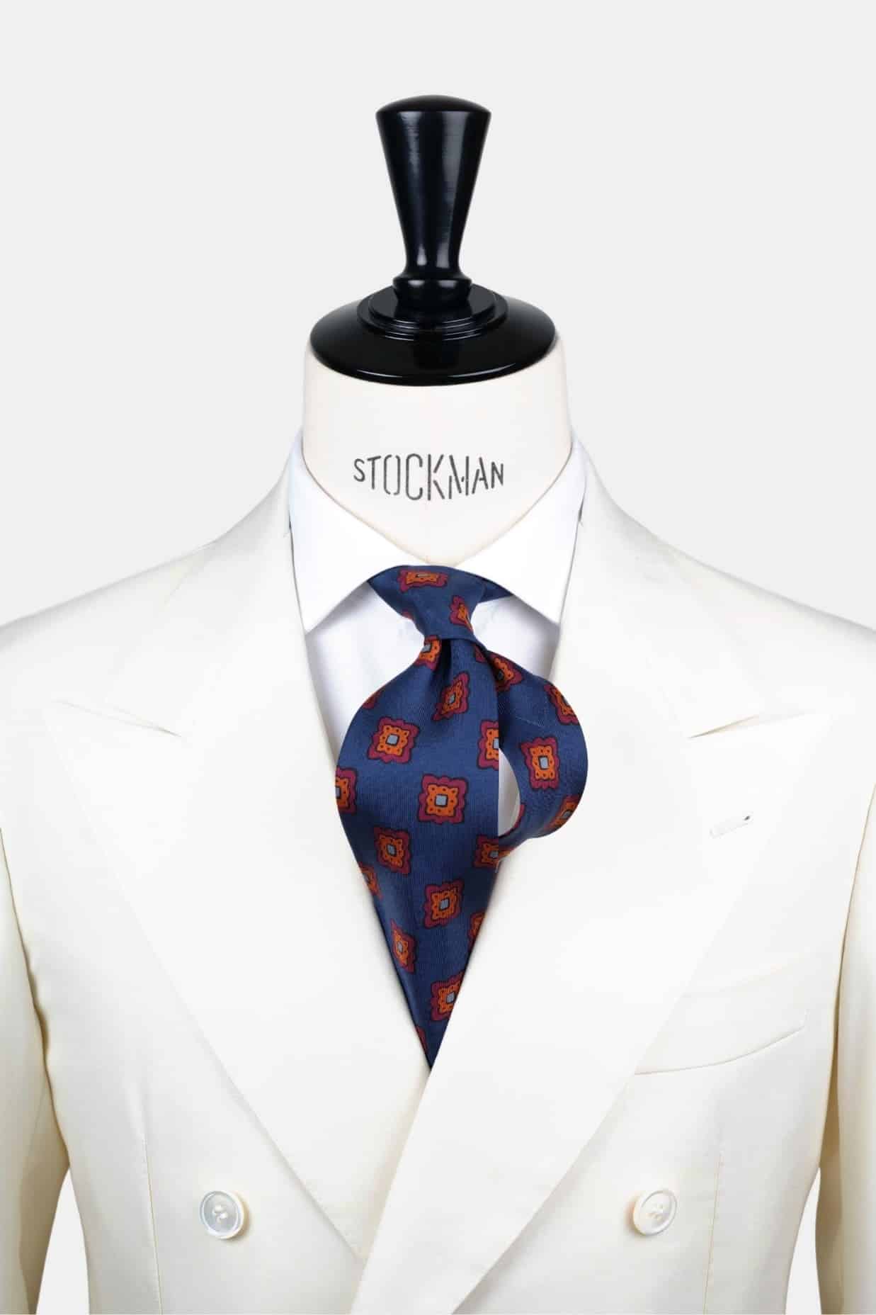 Cravate 7 plis bleu marine - Soie imprimée madder, nouée sur une chemise blanche, Dare in Paris