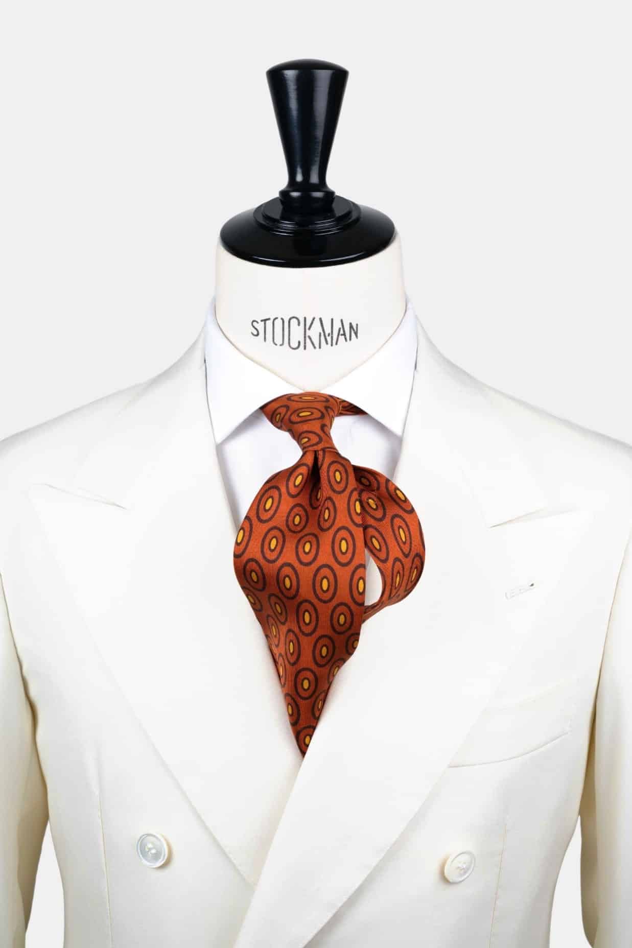 Cravate 7 plis marron foncé - Soie imprimée madder, nouée sur une chemise blanche, Dare in Paris