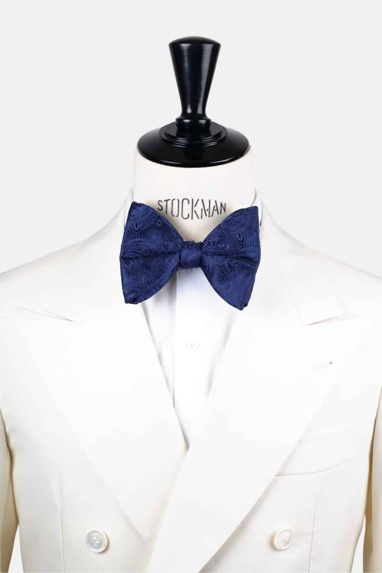 Nœud papillon bleu soie artisanale – Le Dare in Paris, porté sur une chemise blanche, Dare in Paris