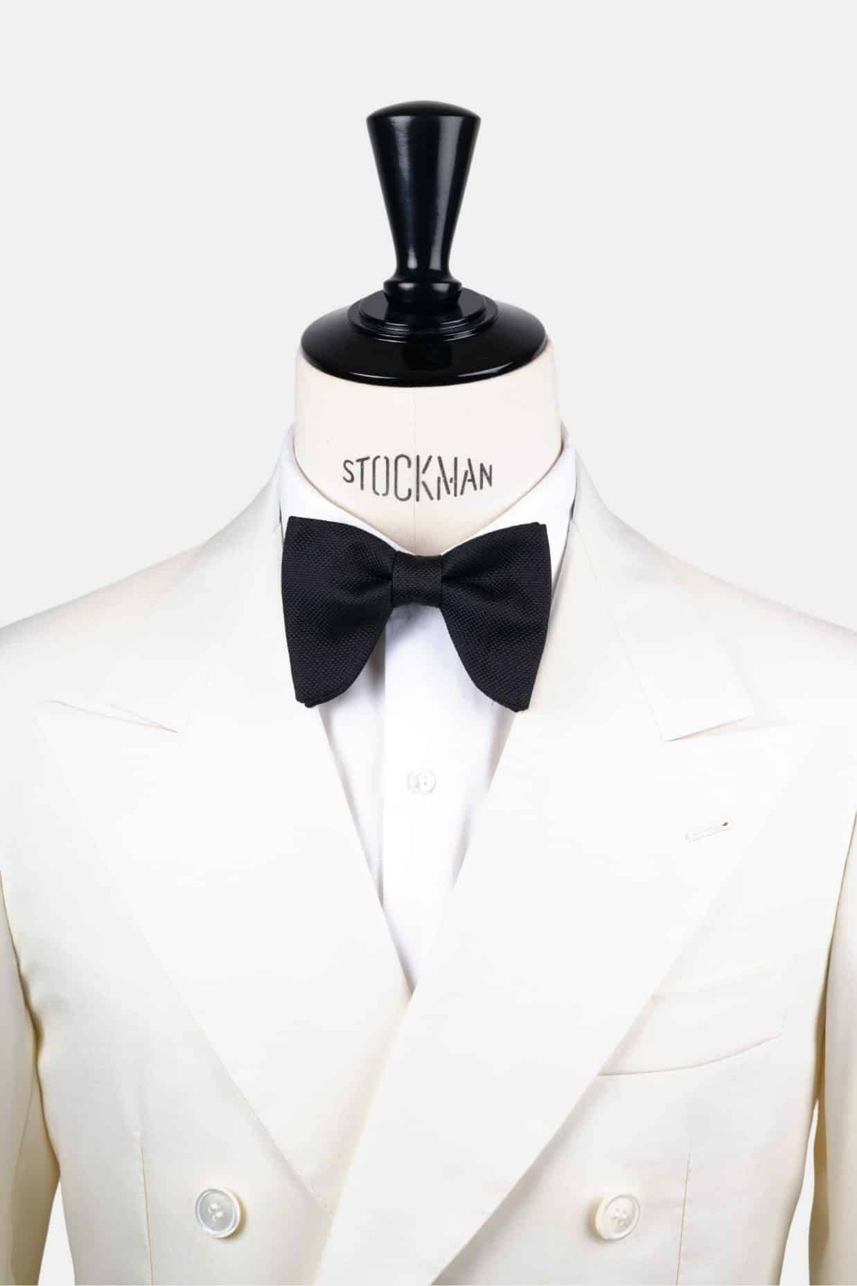 Nœud papillon formel noir soie piquée - Le Plongeant, porté sur une chemise blanche, Dare in Paris