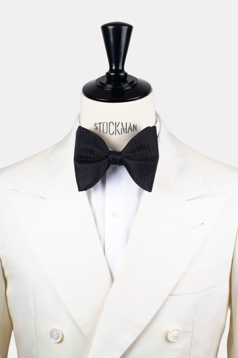 Nœud papillon noir soie tissée – Le Dare in Paris, porté sur une chemise blanche, Dare in Paris