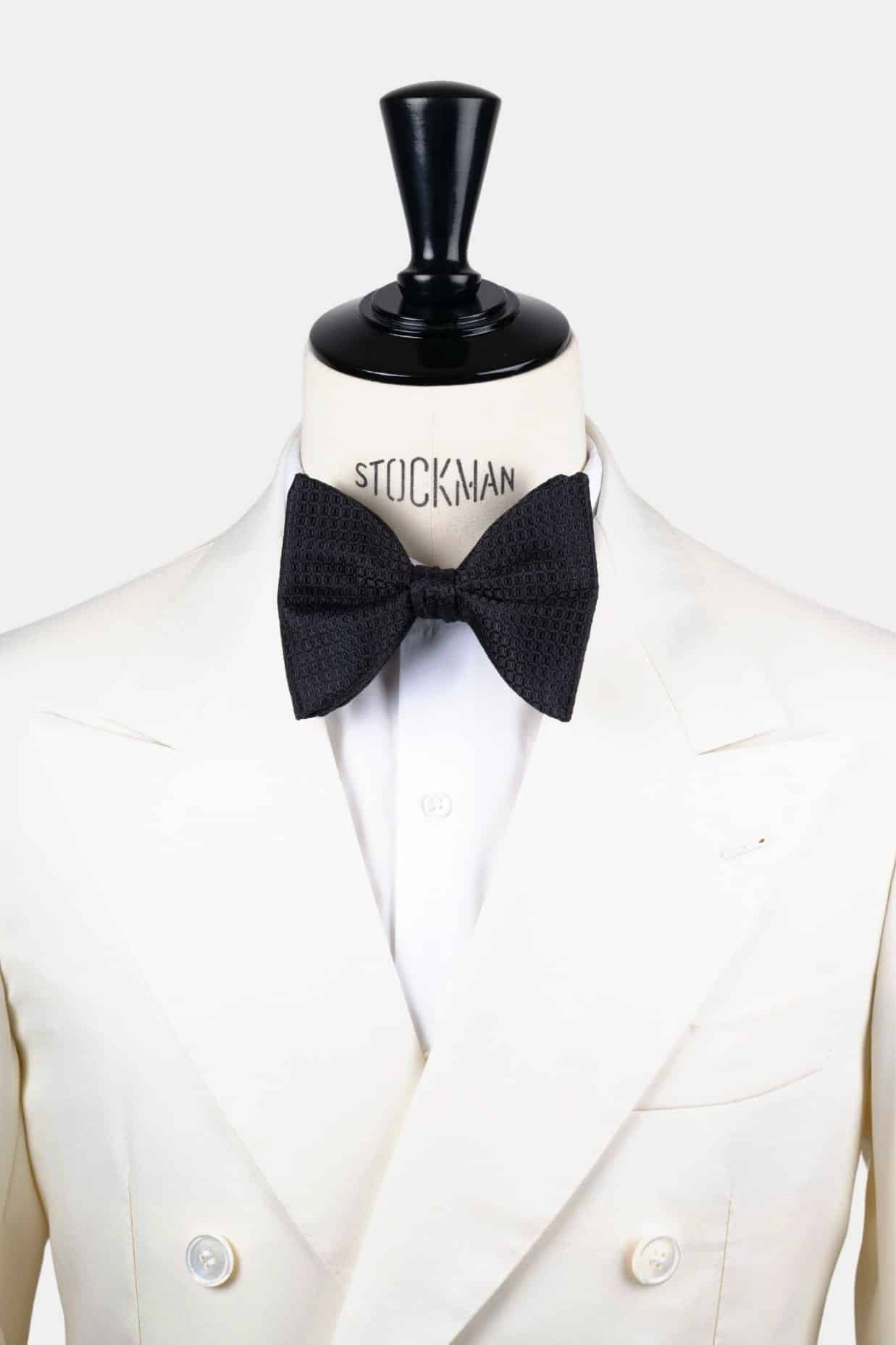 Nœud papillon noir soie tissée – Le Dare in Paris, porté sur une chemise blanche, Dare in Paris