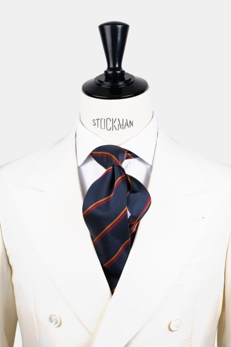 Cravate bleu marine rayée - Soie tissée 3 plis artisanale, nouée sur une chemise blanche, Dare in Paris