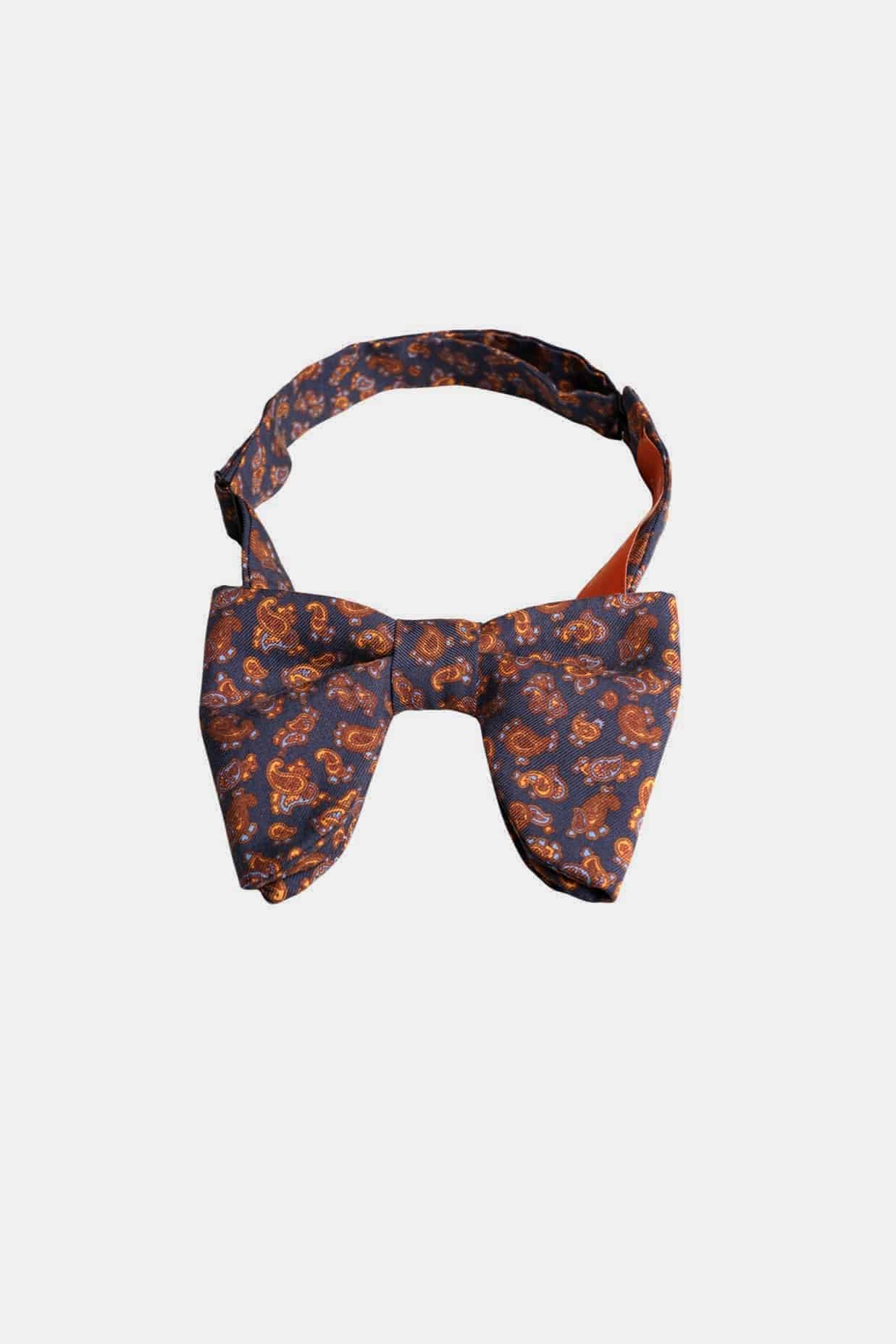 Nœud papillon bleu marine motif cachemire – Le Plongeant, porté sur une chemise blanche, Dare in Paris