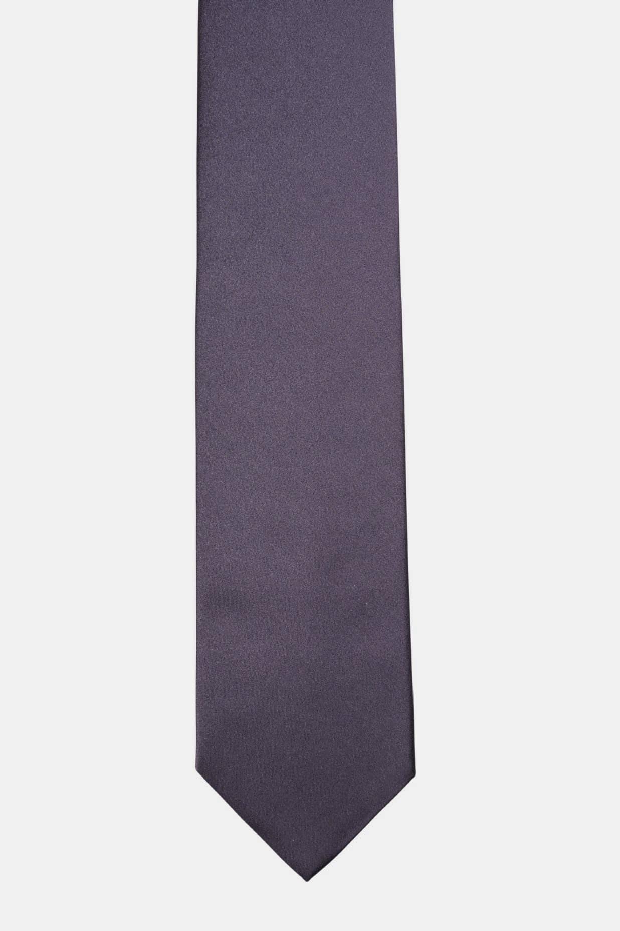 Cravate bleu marine unie - Soie satin 3 plis, nouée sur une chemise blanche, Dare in Paris