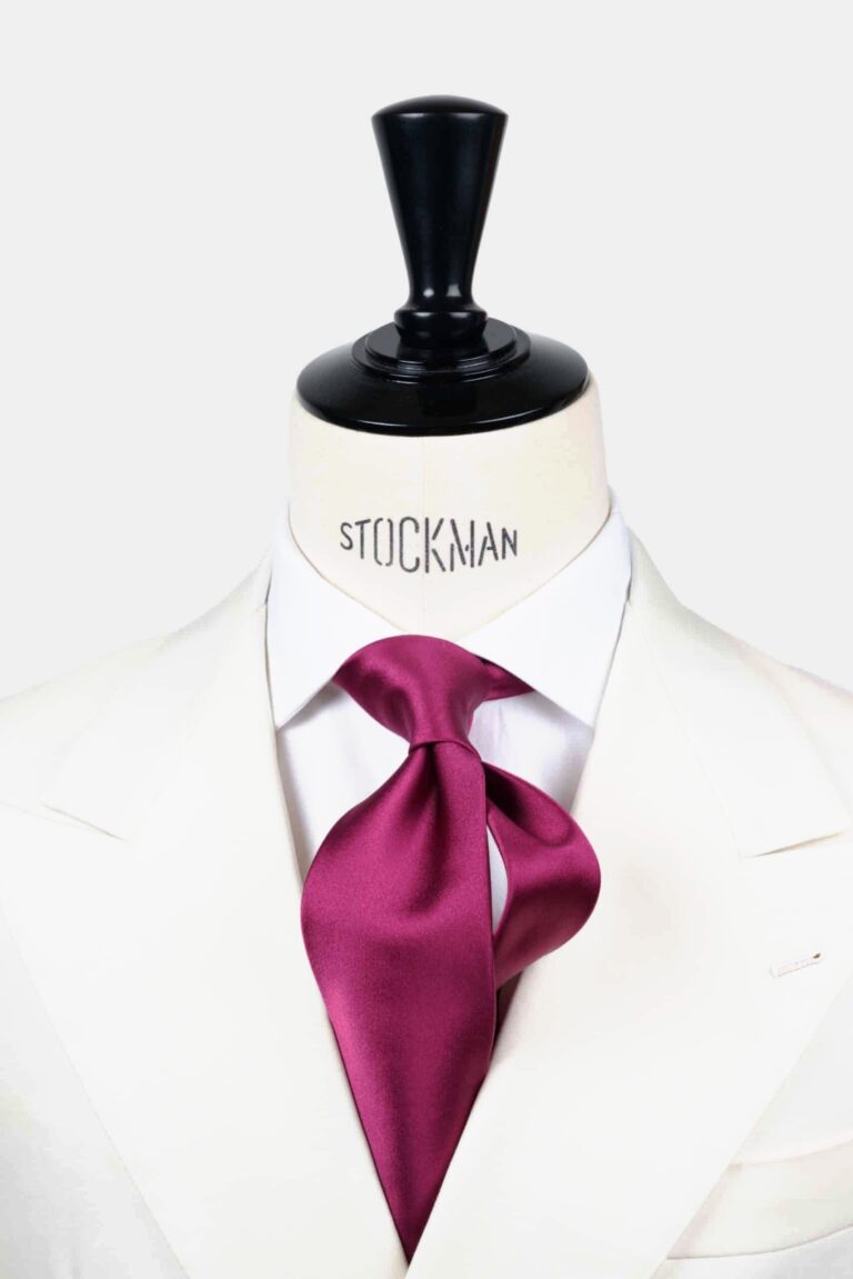 Cravate bordeaux uni – Soie satin 3 plis, vue rapprochée du nœud, Dare in Paris
