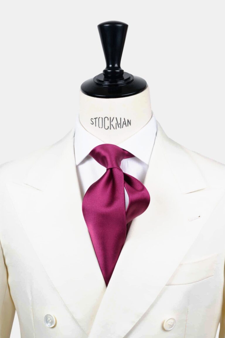 Cravate bordeaux uni – Soie satin 3 plis, nouée sur une chemise blanche, Dare in Paris