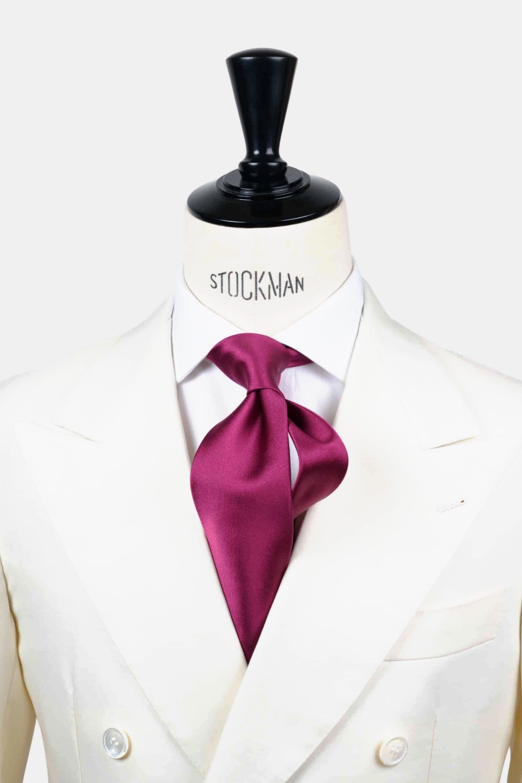 Cravate bordeaux uni – Soie satin 3 plis, nouée sur une chemise blanche, Dare in Paris
