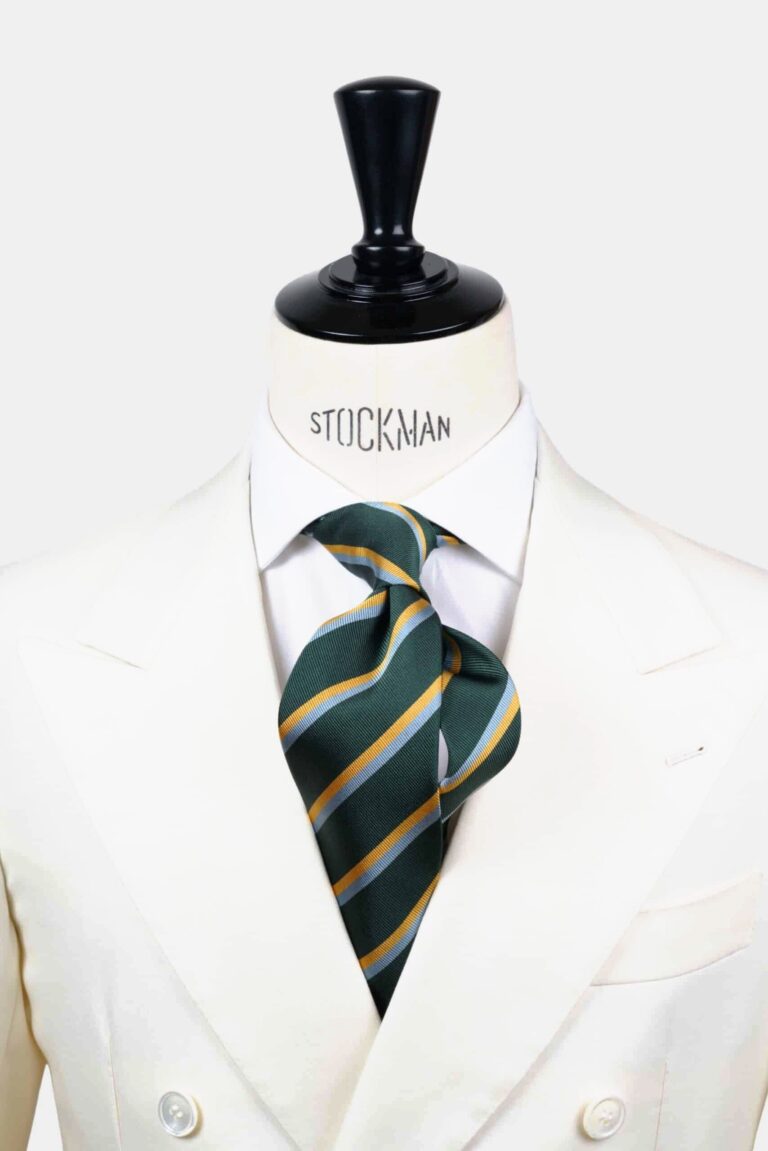 Cravate verte rayures jaune et bleu – Soie tissée 3 plis, nouée sur une chemise blanche, Dare in Paris