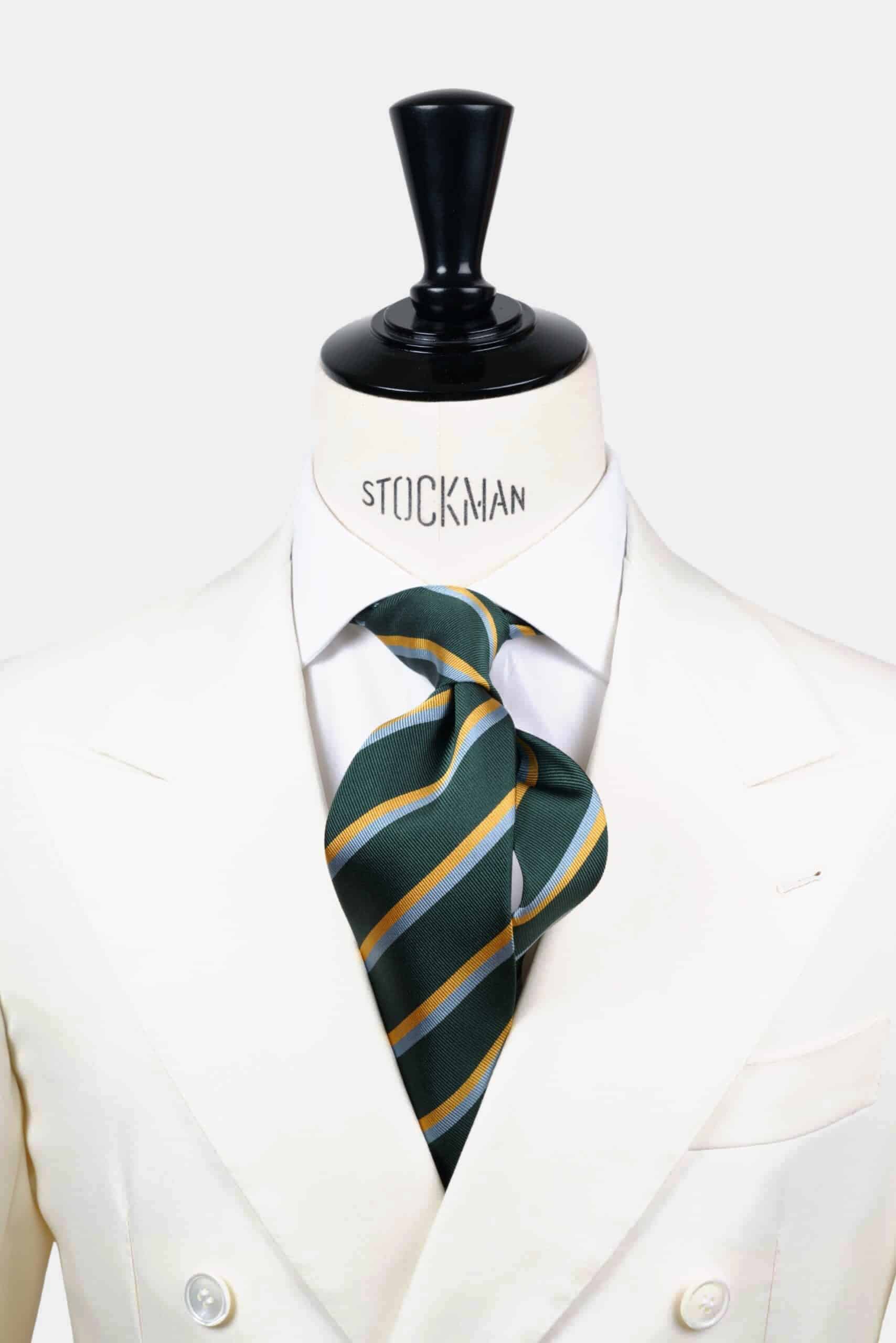 Cravate verte rayures jaune et bleu – Soie tissée 3 plis, nouée sur une chemise blanche, Dare in Paris