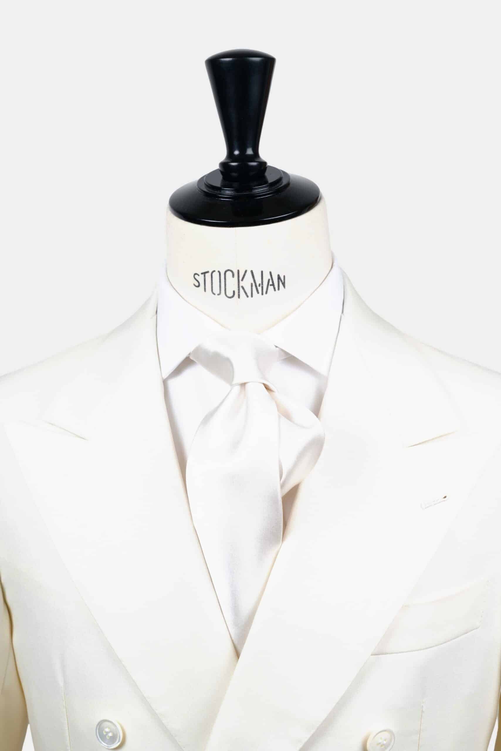 Cravate blanche unie – Soie satin 3 plis, nouée sur une chemise blanche, Dare in Paris