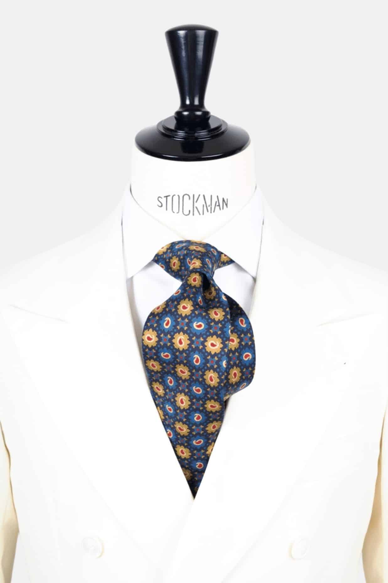 Cravate bleu motif cachemire - Soie imprimée 3 plis artisanale, nouée sur une chemise blanche, Dare in Paris