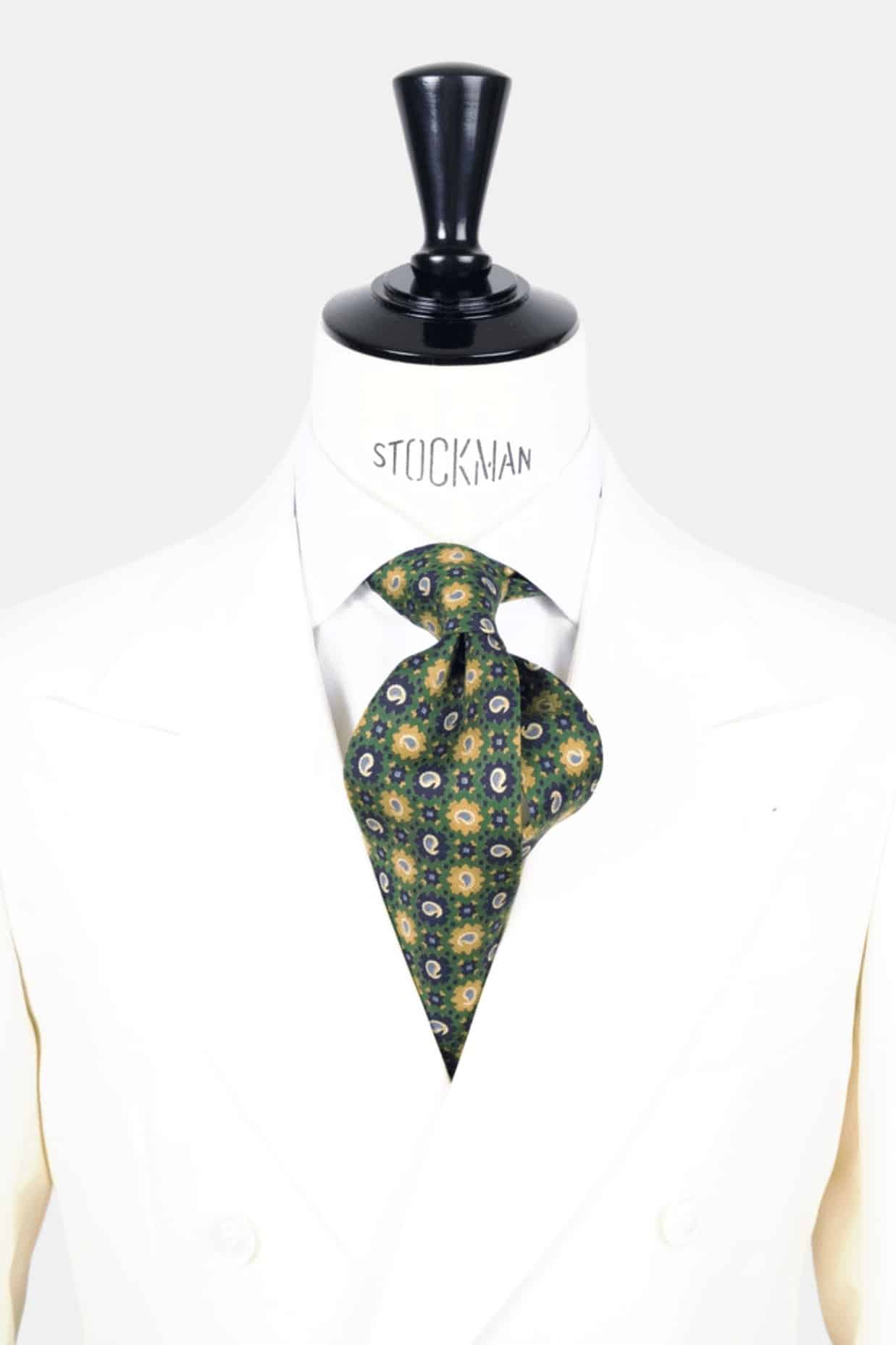 Cravate verte motif cachemire - Soie imprimée 3 plis artisanale, nouée sur une chemise blanche, Dare in Paris