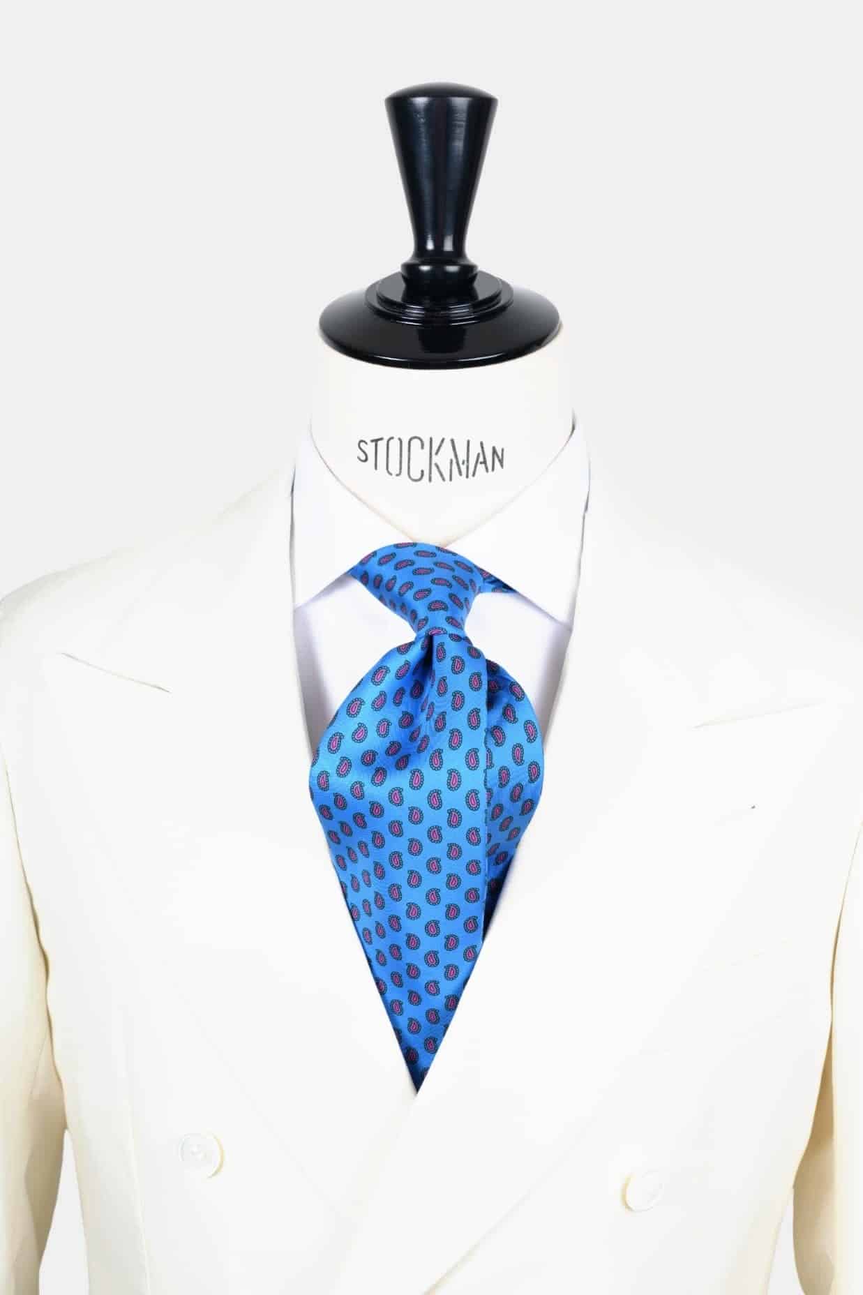 Cravate bleu clair à motif cachemire – Soie imprimée 3 plis, nouée sur une chemise blanche, Dare in Paris