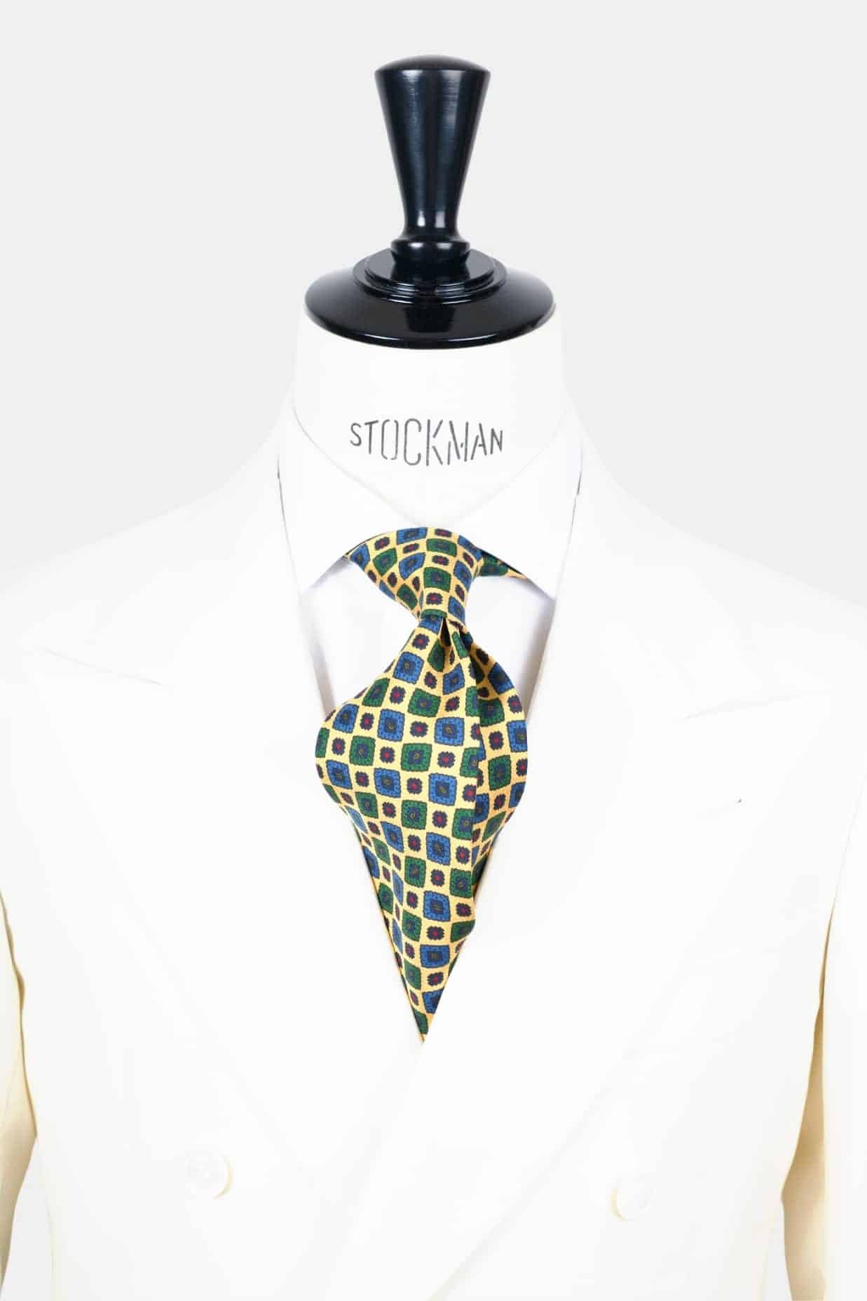 Cravate jaune - Soie imprimée 3 plis artisanale, nouée sur une chemise blanche, Dare in Paris